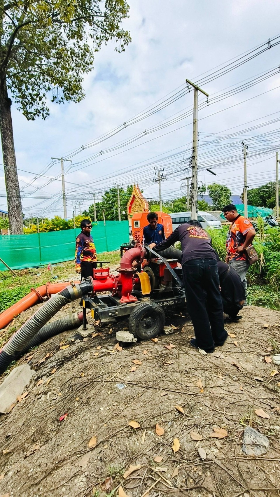 You are currently viewing กองป้องกันและบรรเทาสาธารณภัย นำเจ้าหน้าที่กองป้องกันและบรรเทาสาธารณภัย อบจ.ปทุมธานี ออกปฏิบัติหน้าที่บำรุงรักษา ดูแล และตรวจสอบเครื่องสูบน้ำ ที่ให้การสนับสนุนในพื้นที่ ตำบลบางเดื่อ อำเภอเมืองปทุมธานี จังหวัดปทุมธานี