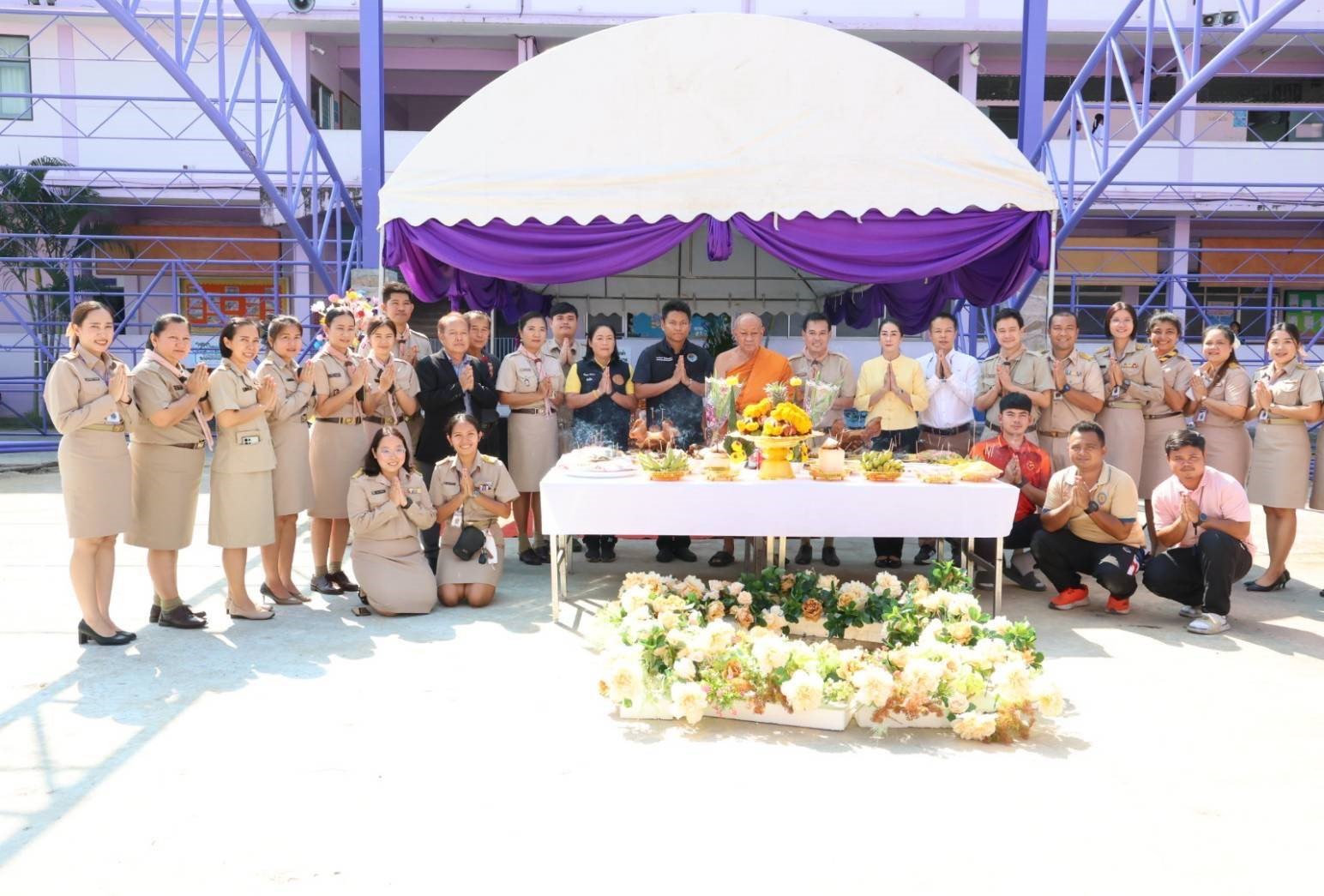 You are currently viewing พิธีวางศิลาฤกษ์ตอกไม้มงคลโดมคลุมลานอเนกประสงค์ มอบเงินอุดหนุนในการจัดสร้างโดมอเนกประสงค์ เป็นจำนวนเงิน 2,899,500.- บาท ณ โรงเรียนวัดเขียนเขต ต.บึงยี่โถ อ.ธัญบุรี จ.ปทุมธานี