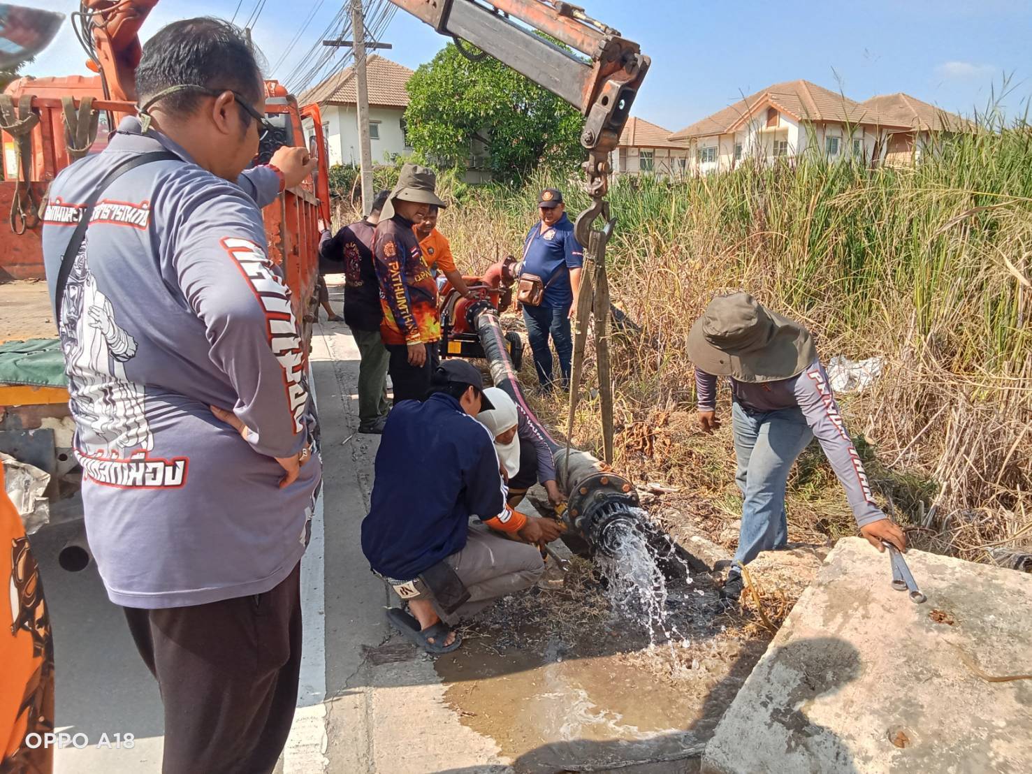 You are currently viewing กองป้องกันและบรรเทาสาธารณภัย ลงพื้นที่นำเครื่องสูบน้ำไปสูบน้ำเพื่อช่วยแก้ไขปัญหาน้ำท่วมขังบริเวณซอยเทคโนโลยีแหลมทอง