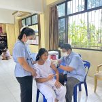 รพ.สต.บึงชำอ้อ 2 หมู่ที่ 5 สังกัดองค์การบริหารส่วนจังหวัดปทุมธานี ออกให้บริการฉีดวัคซีนป้องกันมะเร็งปากมดลูก (HPV) เข็มที่ 2 ในนักเรียนหญิงชั้นประถมศึกษาปีที่ 6
