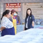โรงเรียนวัดป่างิ้ว สังกัดองค์การบริหารส่วนจังหวัดปทุมธานี ต้อนรับเจ้าหน้าที่จากสำนักงานสาธารณสุขจังหวัดปทุมธานี มาตรวจสอบมาตรฐานการประกอบอาหารกลางวันของนักเรียน โดยมีการตรวจสอบรายการอาหาร ความสะอาด แหล่งที่มาของอาหาร