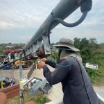 กองช่าง ดำเนินการซ่อมแซมไฟฟ้าส่องสว่างทางสาธารณะ บริเวณคลองอ้อมน้อย – เชียงรากน้อย อำเภอสามโคก จังหวัดปทุมธานี