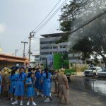กองสาธารณสุข อบจ.ปทุมธานี นำรถฉีดพ่นละอองฝอยลงพื้นที่ เพื่อดำเนินการลดปริมาณฝุ่น PM2.5 ให้กับประชาชน บริเวณหมู่บ้าน ชุมชน วัด โรงเรียน และสถานที่ราชการต่าง ๆ โดยรอบพื้นที่อำเภอเมืองปทุมธานี จังหวัดปทุมธานี เพื่อแก้ไขปัญหามลพิษทางอากาศ เพิ่มความชุ่มชื้นในอากาศ ลดปัญหาฝุ่นละอองที่เป็นอันตรายต่อสุขภาพ