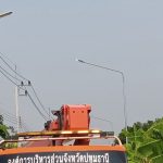 องค์การบริหารส่วนจังหวัดปทุมธานี ดำเนินการซ่อมแซมไฟฟ้าส่องสว่างทางสาธารณะ บริเวณถนนสายเลียบคลองบางโพธิ์เหนือ หมู่ที่ 1 ตำบลบ้านฉาง