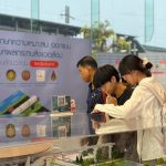 ภาพบรรยากาศประชาชนทั่วไปเยี่ยมชมการจัดนิทรรศการโครงการศึกษาความเหมาะสม ออกแบบ และศึกษาผลกระทบสิ่งแวดล้อม ระบบขนส่งมวลชนจังหวัดปทุมธานี