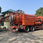 องค์การบริหารส่วนจังหวัดปทุมธานี ดำเนินการดูดสิ่งปฏิกูลโคลนเลน และฉีดล้างทำความสะอาดท่อระบายน้ำ