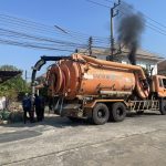 องค์การบริหารส่วนจังหวัดปทุมธานี ดำเนินการดูดสิ่งปฏิกูลโคลนเลนและฉีดล้างทำความสะอาดท่อระบายน้ำ