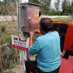 องค์การบริหารส่วนจังหวัดปทุมธานี ดำเนินการตรวจสอบและซ่อมแซมไฟฟ้าส่องสว่างทางสาธารณะ บริเวณเลียบคลองส่งน้ำที่ 7 ซ้ายหมู่ที่ 1 – 7 ตำบลคลองสี่