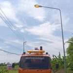 องค์การบริหารส่วนจังหวัดปทุมธานี ดำเนินการซ่อมแซมไฟฟ้าส่องสว่างทางสาธารณะ บริเวณถนนทางหลวงท้องถิ่น สายบ้านคลองบางหลวง – บ้านคลองถ้ำตะบัน ตำบลคูขวาง อำเภอลาดหลุมแก้ว