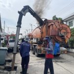 องค์การบริหารส่วนจังหวัดปทุมธานี ดำเนินการดูดสิ่งปฏิกูลโคลนเลนและฉีดล้างทำความสะอาดท่อระบายน้ำ บริเวณหมู่บ้านพนาลี 22 หมู่ที่ 3 ตำบลบางกะดี อำเภอเมืองปทุมธานี