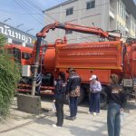 องค์การบริหารส่วนจังหวัดปทุมธานี ดำเนินการดูดสิ่งปฏิกูลโคลนเลนและฉีดล้างทำความสะอาดท่อระบายน้ำในเขตพื้นที่องค์การบริหารส่วนตำบลคลองเจ็ด หมู่ที่ 1 ตำบลคลองเจ็ด อำเภอคลองหลวง