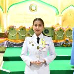พระบาทสมเด็จพระเจ้าอยู่หัวฯ ทรงพระกรุณาโปรดเกล้า โปรดกระหม่อม พระราชทานโล่เกียรติคุณผู้สนับสนุนการจัดงานเมาลิดกลางแห่งประเทศไทย ฮ.ศ.1446