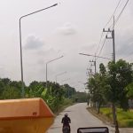 องค์การบริหารส่วนจังหวัดปทุมธานี ดำเนินการตรวจสอบไฟฟ้าส่องสว่างทางสาธารณะ บริเวณถนนสายเลียบคลองบางโพธิ์เหนือ หมู่ที่ 1 ตำบลบ้านฉาง