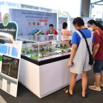 ภาพบรรยากาศประชาชนทั่วไปเยี่ยมชมการจัดนิทรรศการโครงการศึกษาความเหมาะสม ออกแบบ และศึกษาผลกระทบสิ่งแวดล้อม ระบบขนส่งมวลชนจังหวัดปทุมธานี