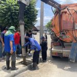 องค์การบริหารส่วนจังหวัดปทุมธานี ดูดโคลนเลน ดำเนินการดูดสิ่งปฏิกูลโคลนเลนและฉีดล้างทำความสะอาดท่อระบายน้ำ บริเวณหมู่บ้านพฤกษา 63/1 หมู่ที่ 3 ตำบลบางกะดี