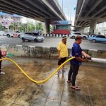 องค์การบริหารส่วนจังหวัดปทุมธานี นำรถน้ำจำนวน 1 คัน ทำความสะอาดเพื่อแก้ไขปัญหาฝุ่นละอองให้กับประชาชน บริเวณใต้สะพานแยกสันติสุขพื้นที่ ตำบลบางปรอก