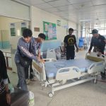 องค์การบริหารส่วนจังหวัดปทุมธานี ส่งเจ้าหน้าที่ให้การช่วยเคลื่อนย้ายอุปกรณ์ทางการแพทย์ ขึ้นอาคารศูนย์การแพทย์ ให้กับโรงพยาบาลปทุมธานี