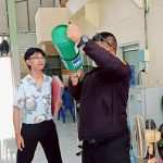 องค์การบริหารส่วนจังหวัดปทุมธานี ตรวจสอบคุณภาพแรงดันของถังดับเพลิงชนิดผงเคมีแห้ง ถังดับเพลิง ชนิดสารเหลวระเหย ที่ติดตั้งในพื้นที่อำเภอหนองเสือ
