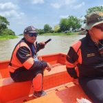 เจ้าหน้าที่กองป้องกันและบรรเทาสาธารณภัย องค์การบริหารส่วนจังหวัดปทุมธานีนำเรือท้องแบน อำนวยความสะดวกและดูแลความปลอดภัยทางนำให้แก่นักแข่งเรือในโครงการจัดงานสืบสานประเพณีแข่งเรือพายท้องถิ่น จังหวัดปทุมธานี ประจำปี 2568