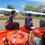 เจ้าหน้าที่กองป้องกันและบรรเทาสาธารณภัย องค์การบริหารส่วนจังหวัดปทุมธานี นำเรือท้องแบน อำนวยความสะดวกและดูแลความปลอดภัยทางนำให้แก่นักแข่งเรือในโครงการจัดงานสืบสานประเพณีแข่งเรือพายท้องถิ่น จังหวัดปทุมธานี ประจำปี 2568