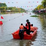 กองป้องกันและบรรเทาสาธารณภัย นำเรือท้องแบน อำนวยความสะดวกและดูแลความปลอดภัยทางนำให้แก่นักแข่งเรือในโครงการจัดงานสืบสานประเพณีแข่งเรือพายท้องถิ่น จังหวัดปทุมธานี ประจำปี 2568