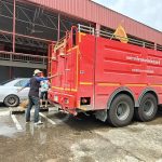 องค์การบริหารส่วนจังหวัดปทุมธานี นำรถน้ำจำนวน 1 คันเพื่อล้างทำความสะอาดชุมชน​ ช่วยแก้ไขปัญหาฝุ่นละอองในพื้นที่บริเวณวัดบางนาบุญ อำเภอเมืองปทุมธานี