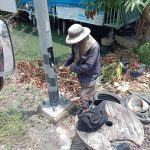 องค์การบริหารส่วนจังหวัดปทุมธานี ดำเนินการซ่อมแซมไฟฟ้าส่องสว่างทางสาธารณะ บริเวณถนนเลียบคลองเปรมประชากร อำเภอสามโคก