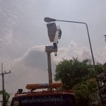 กองช่าง องค์การบริหารส่วนจังหวัดปทุมธานี ดำเนินการซ่อมแซมไฟฟ้าส่องสว่างทางสาธารณะ บริเวณถนนคอนกรีตเสริมเหล็ก สายบ้านตากแดด ตำบลบางเตย อำเภอสามโคก