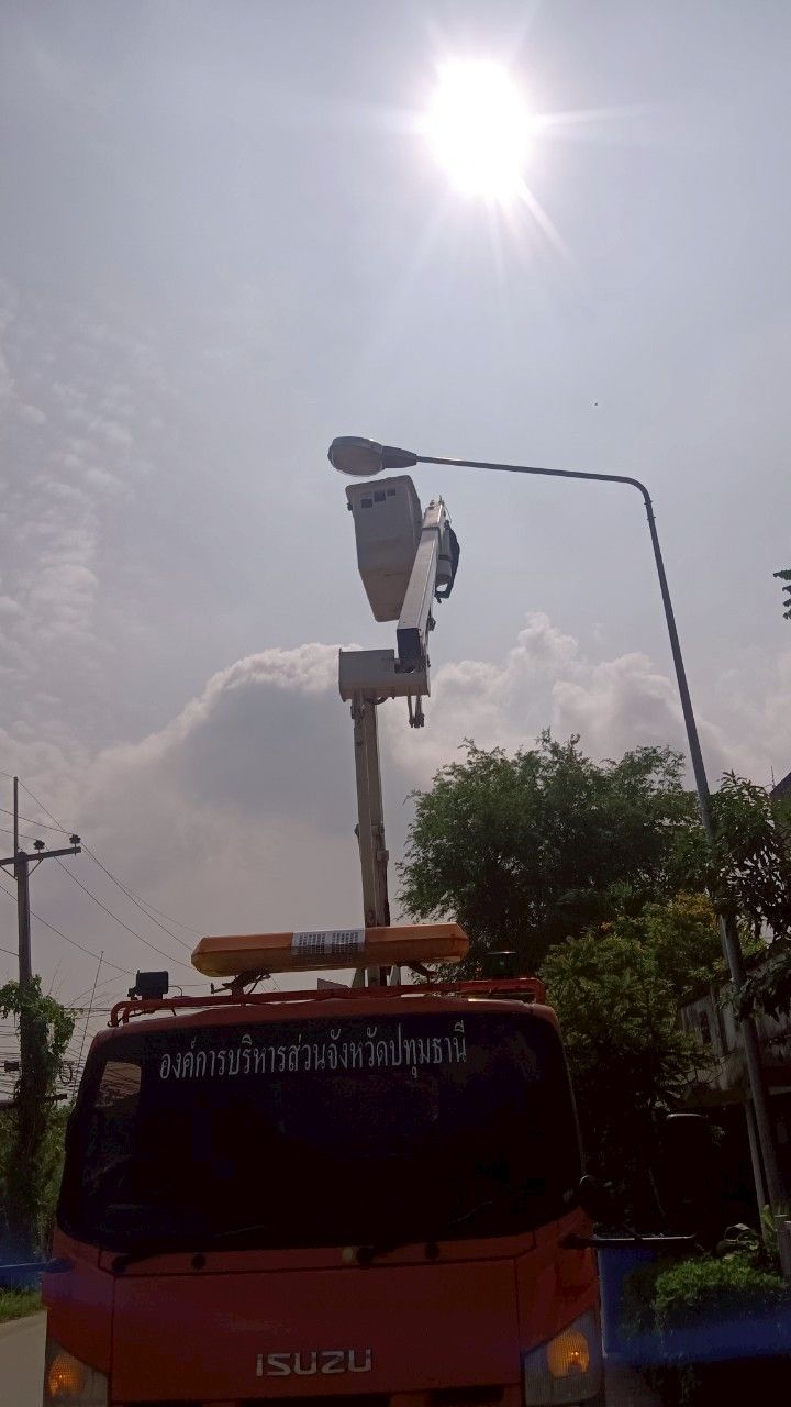 You are currently viewing กองช่าง องค์การบริหารส่วนจังหวัดปทุมธานี ดำเนินการซ่อมแซมไฟฟ้าส่องสว่างทางสาธารณะ บริเวณถนนคอนกรีตเสริมเหล็ก สายบ้านตากแดด ตำบลบางเตย อำเภอสามโคก