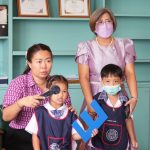 ตรวจคัดกรองวัดสายตาให้กับเด็กนักเรียนระดับอนุบาล 2 – ระดับชั้นประถมศึกษาปีที่​ 6 ในโครงการรถตัดแว่นสายตาเคลื่อนที่สภากาชาดไทยเพื่อเด็กนักเรียนในชนบท