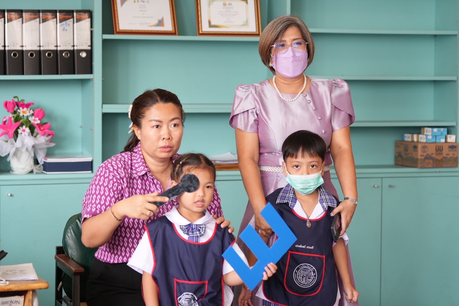 You are currently viewing ตรวจคัดกรองวัดสายตาให้กับเด็กนักเรียนระดับอนุบาล 2 – ระดับชั้นประถมศึกษาปีที่​ 6 ในโครงการรถตัดแว่นสายตาเคลื่อนที่สภากาชาดไทยเพื่อเด็กนักเรียนในชนบท