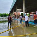องค์การบริหารส่วนจังหวัดปทุมธานี นำรถน้ำฉีดทำความสะอาดอาคารเรียน เพื่อเตรียมความพร้อมในการเปิดเรียนที่ 1 ประจำปีการศึกษา 2568