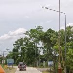 กองช่าง องค์การบริหารส่วนจังหวัดปทุมธานี ดำเนินการตรวจสอบไฟฟ้าส่องสว่างทางสาธารณะ บริเวณถนนสายสิงหนาท – ลาดหลุมแก้ว หมู่ที่ 8 ตำบลคลองควาย อำเภอสามโคก
