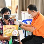กองสาธารณสุข และบุคลากรทางการแพทย์ สังกัดองค์การบริหารส่วนจังหวัดปทุมธานี ให้บริการฉีดวัคซีนป้องกันโรคไข้หวัดใหญ่ 4 สายพันธุ์