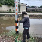 กองช่าง องค์การบริหารส่วนจังหวัดปทุมธานีดำเนินการซ่อมแซมไฟฟ้าส่องสว่างทางสาธารณะ บริเวณถนนสายเลียบคลองระบายน้ำที่ 8 ซ้าย หมู่ที่ 1-5 ตำบลคลองสาม อำเภอคลองหลวง