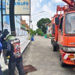 กองช่าง องค์การบริหารส่วนจังหวัดปทุมธานี ลงพื้นที่นำรถดูดโคลนเลน ดำเนินการดูดสิ่งปฏิกูลโคลนเลน และฉีดล้างทำความสะอาดท่อระบายน้ำ บริเวณหมู่บ้านวรารักษ์ ตำบลคลองสาม อำเภอคลองหลวง