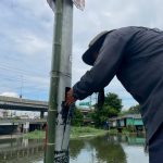 กองช่าง องค์การบริหารส่วนจังหวัดปทุมธานี ดำเนินการตรวจสอบและซ่อมแซมไฟฟ้าส่องสว่างทางสาธารณะ บริเวณริมเขื่อนเลียบคลองรังสิต หมู่ที่ 3 ตำบลบ้านใหม่ อำเภอเมืองปทุมธานี