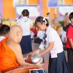 โรงเรียนวัดป่างิ้ว องค์การบริหารส่วนจังหวัดปทุมธานี จัดกิจกรรมทำบุญตักบาตรข้าวสารอาหารแห้ง และฟังธรรม ประจำเดือนมิถุนายน