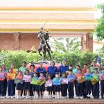 โรงเรียนวัดป่างิ้ว สังกัดองค์การบริหารส่วนจังหวัดปทุมธานี เป็นตัวแทนมอบเกียรติบัตรและของรางวัลให้แก่นักเรียนที่ได้รับรางวัลจากการประกวดวาดภาพระบายสี และคัดลายมือ ในกิจกรรมวันสุนทรภู่