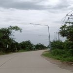 กองช่าง ดำเนินการซ่อมแซมไฟฟ้าส่องสว่างทางสาธารณะ บริเวณถนนสายสิงหนาท – ลาดหลุมแก้ว หมู่ที่ 8 ตำบลคลองควาย อำเภอสามโคก จังหวัดปทุมธานี