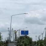 กองช่าง ดำเนินการซ่อมแซมไฟฟ้าส่องสว่างทางสาธารณะ บริเวณบ้านท่าลาน – บ้านคลองน้ำแล้ง อำเภอสามโคก จังหวัดปทุมธานี