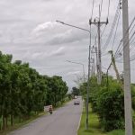 กองช่าง ดำเนินการซ่อมแซมไฟฟ้าส่องสว่างทางสาธารณะ บริเวณถนนสายบ้านคูบางหลวง – บ้านไม้ตรา อำเภอสามโคก จังหวัดปทุมธานี