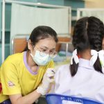 โรงเรียนวัดป่างิ้ว สังกัดองค์การบริหารส่วนจังหวัดปทุมธานี ฉีดวัคซีนป้องกันโรคมะเร็งปากมดลูก (HPV) ให้กับนักเรียนระดับชั้นประถมศึกษาปีที่ 5