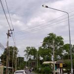 กองช่าง ดำเนินการซ่อมแซมไฟฟ้าส่องสว่างทางสาธารณะ บริเวณบ้านบางนา – บ้านบางเตย อำเภอสามโคก จังหวัดปทุมธานี