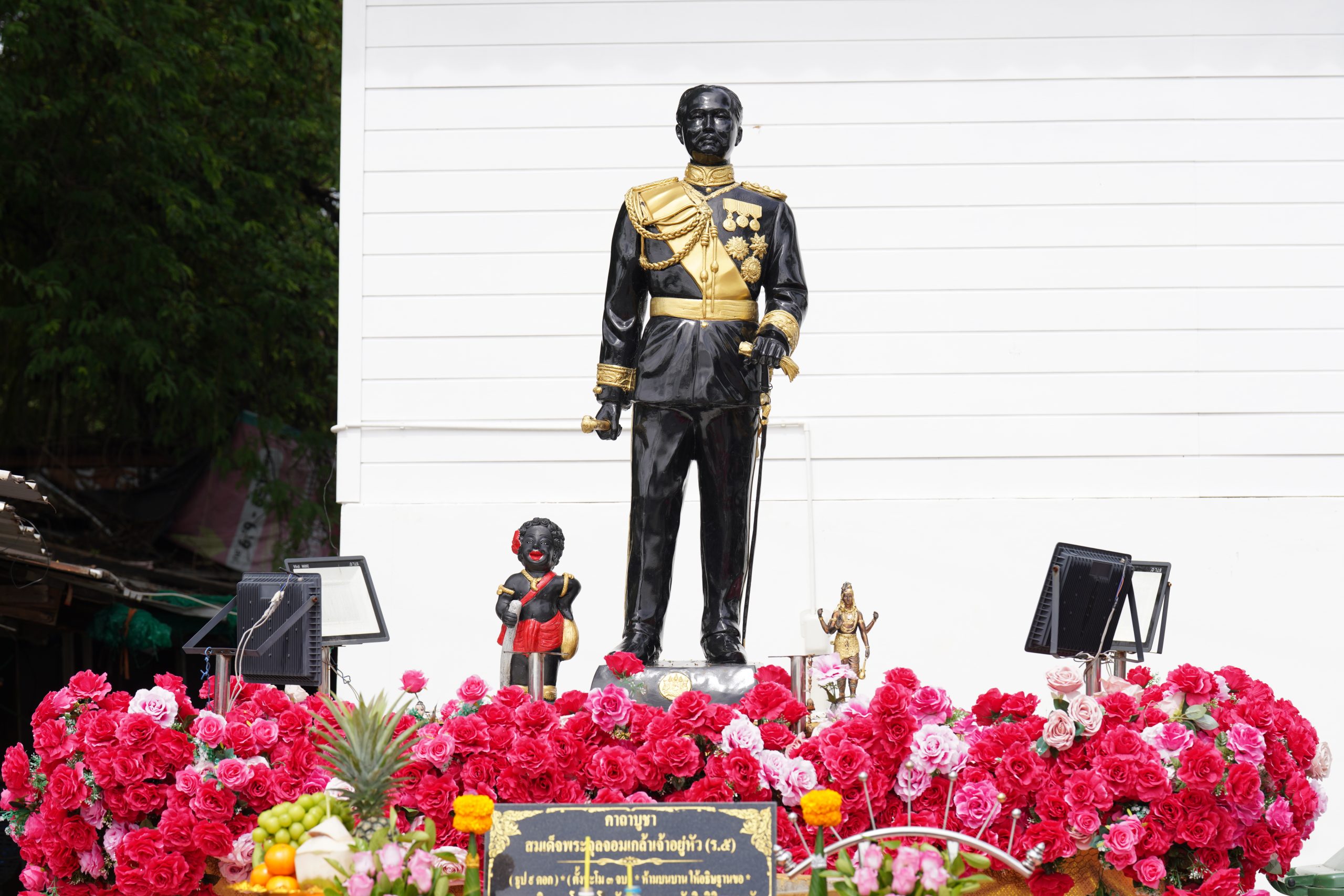You are currently viewing พิธีบวงสรวงตอกเสาเอก เสาโท พระบรมราชานุสาวรีย์พระบาทสมเด็จพระจุลจอมเกล้าเจ้าอยู่หัว (รัชกาลที่ 5)