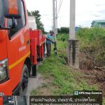 กองช่าง ดำเนินการซ่อมแซมไฟฟ้าส่องสว่างทางสาธารณะ บริเวณถนนเลียบคลองเปรมประชากร อำเภอสามโคก จังหวัดปทุมธานี