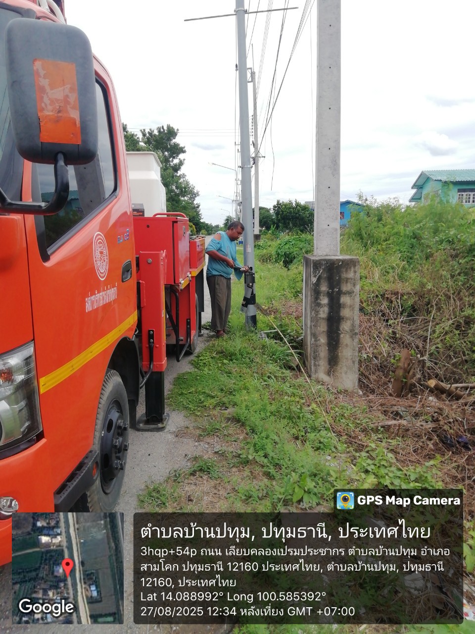 You are currently viewing กองช่าง ดำเนินการซ่อมแซมไฟฟ้าส่องสว่างทางสาธารณะ บริเวณถนนเลียบคลองเปรมประชากร อำเภอสามโคก จังหวัดปทุมธานี