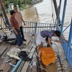 อบจ.ปทุมธานี ส่งเจ้าหน้าที่กองป้องกันและบรรเทาสาธารณภัยลงพื้นที่พร้อมนำเครื่องสูบน้ำดำเนินการกู้โป๊ะ ณ วัดฉาง ตำบลบางปรอก อำเภอเมืองปทุมธานี จังหวัดปทุมธานี