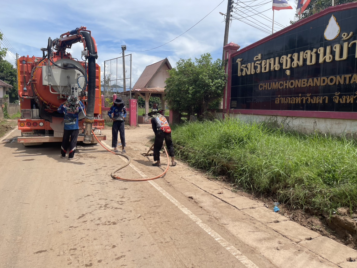 You are currently viewing กองช่างสนับสนุนเจ้าหน้าที่พร้อมรถดูดโคลนเลนลงพื้นที่ดำเนินการดูดสิ่งปฏิกูลโคลนเลนและฉีดล้างทำความสะอาดท่อระบายน้ำ ช่วยฟื้นฟูพื้นที่ประสบอุทกภัยจังหวัดน่าน
